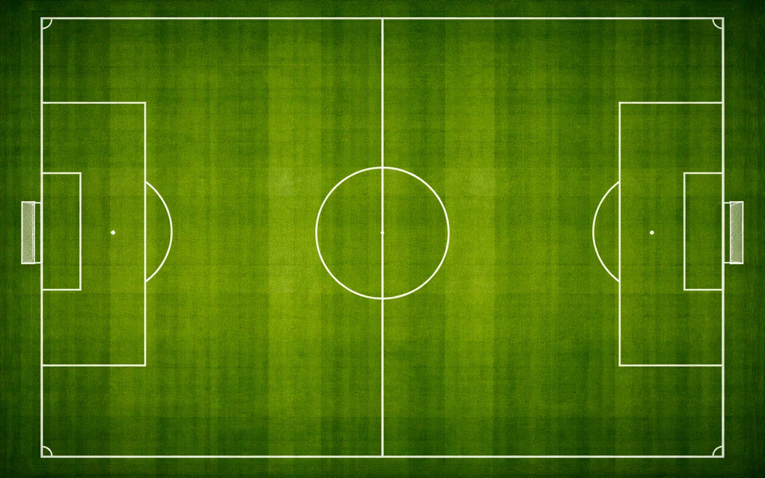 Fussballfeld aus der Vogelperspektive mit klaren Linien und gepflegtem Rasen