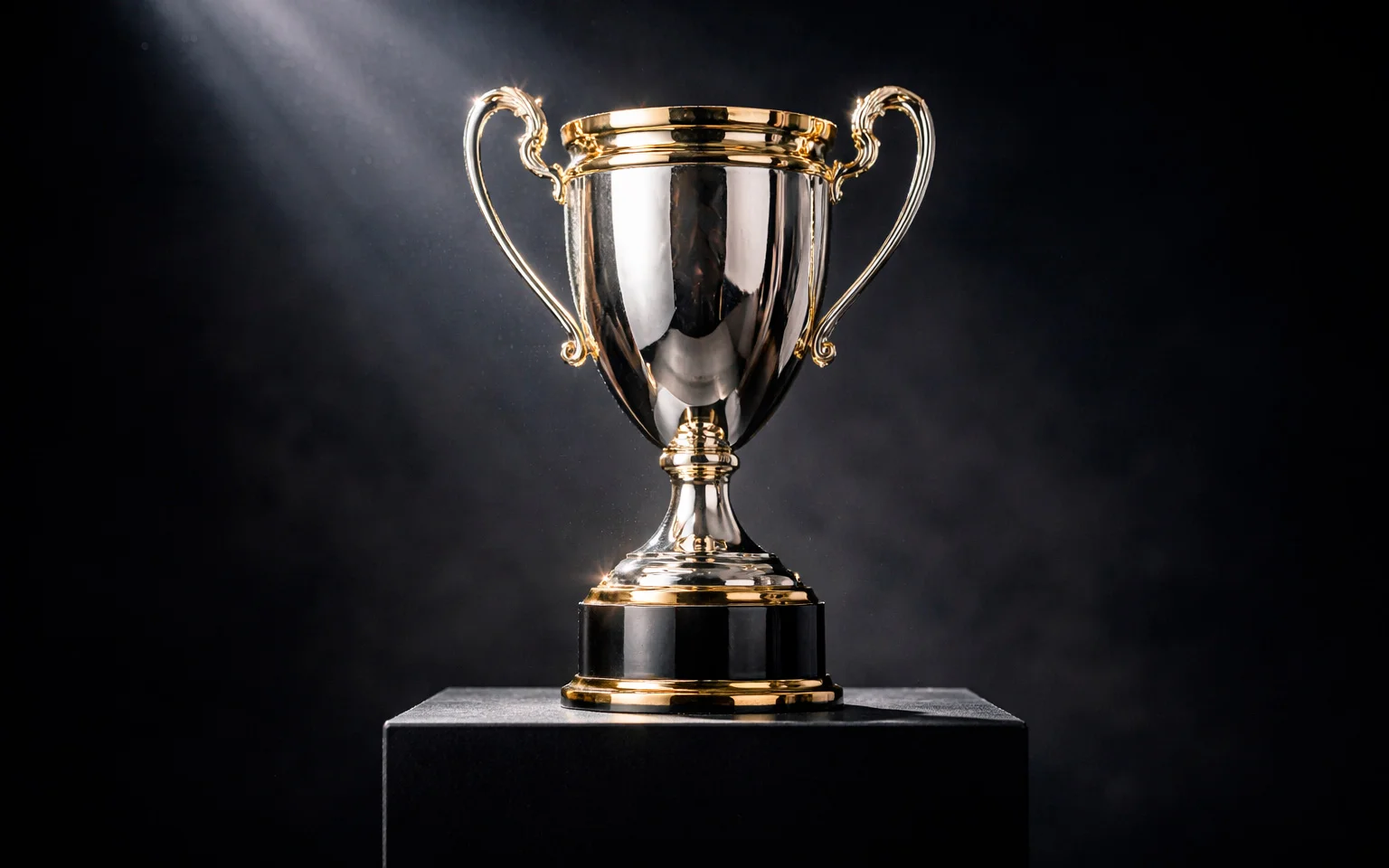 Glänzende Meisterschaftstrophäe auf einem Podest mit dramatischer Beleuchtung